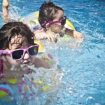 enfants dans une piscine en coque polyester