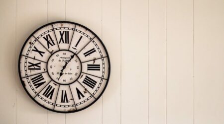 La décoration intérieure avec une horloge murale : apportez une touche originale et pratique à votre maison
