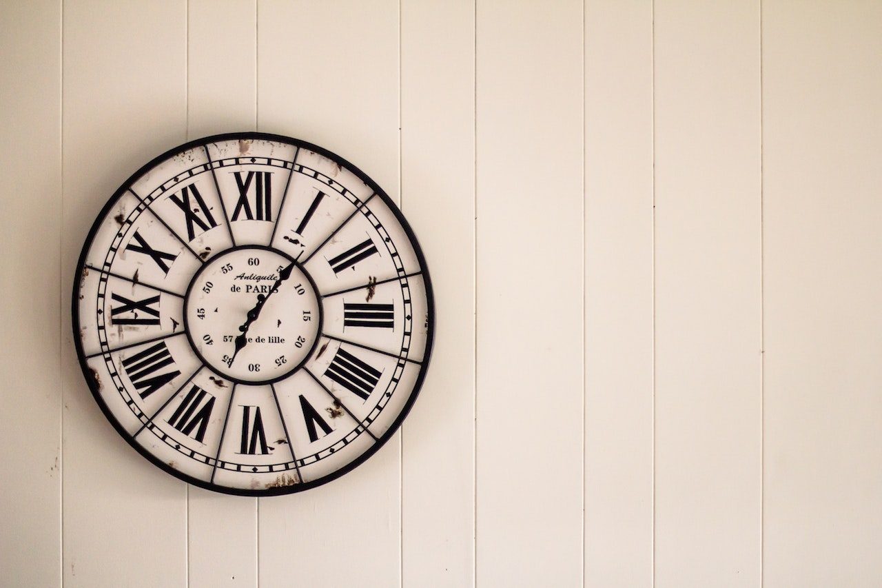 ᐅ La décoration intérieure avec une horloge murale : apportez une