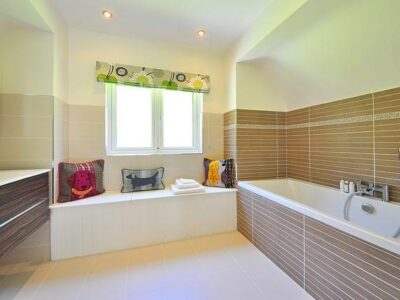 Rénovation de salle de bains : pourquoi choisir le carrelage effet travertin ?